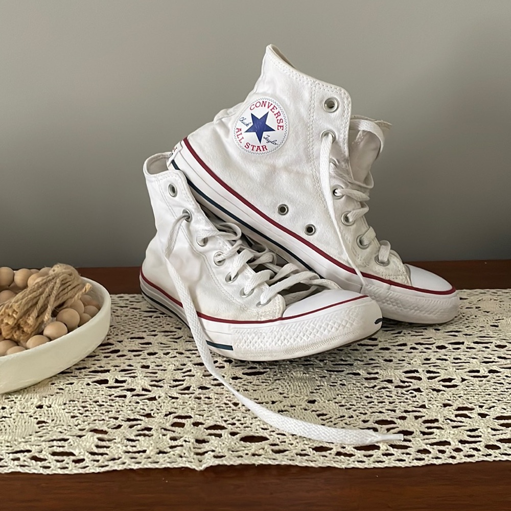 White converse - pre loved & well taken care of!